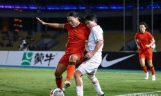 杏彩体育-国际女足赛火爆上演惊险一幕，全队团结奋战取胜