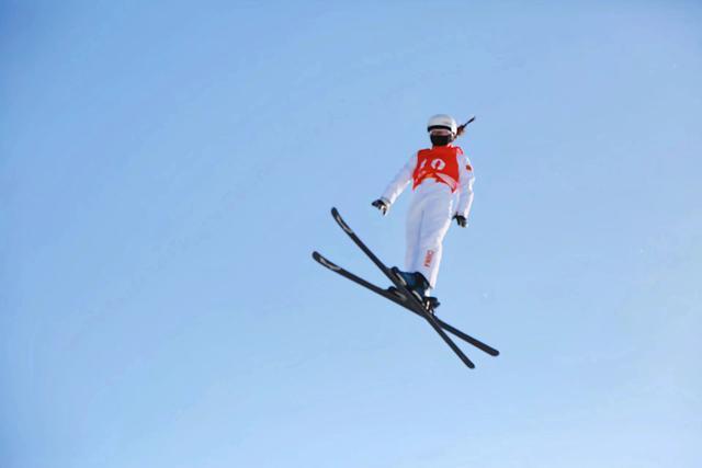 高山滑雪空中技巧发挥惊艳登场