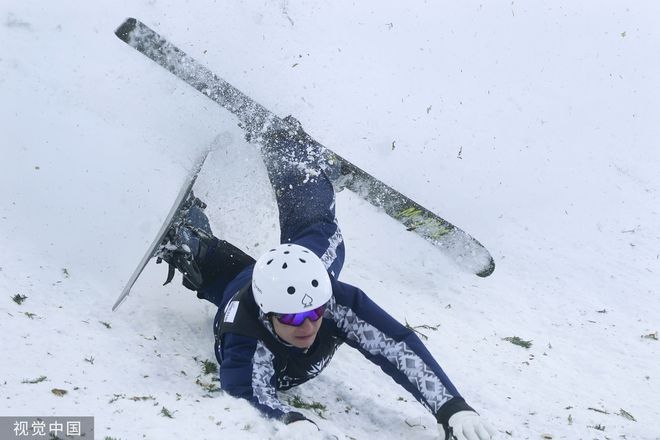 挪威滑雪选手速度与技巧兼备夺魁