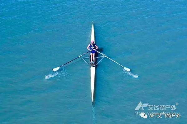 赛艇比拼：选手摇橹竞速，激情划过波浪